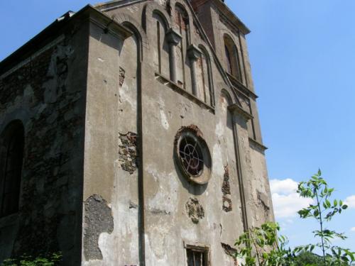 Pohled na&nbsp;čelní zeď kostela na&nbsp;Krasíkově
