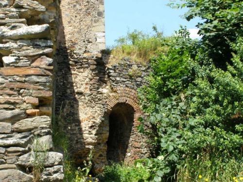 pohled na&nbsp;pozůstatky starého hradu Krasíkova