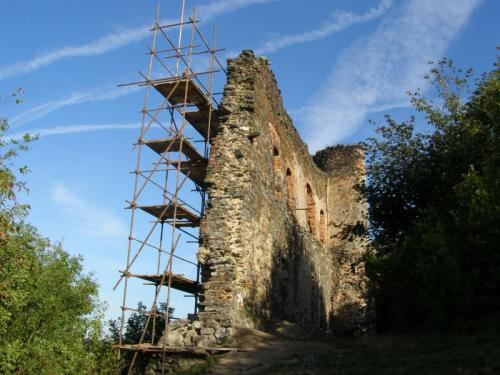 oprava pozůstalé hradní zdi starého hradu v&nbsp;roce 2009